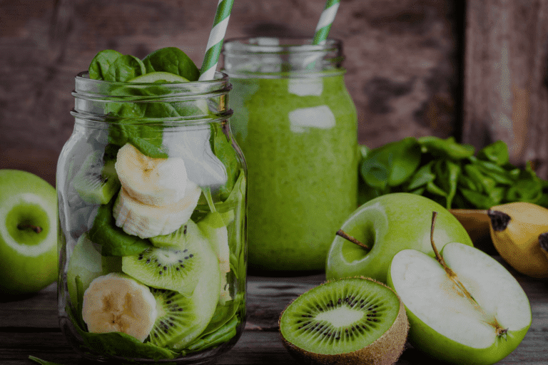 Smoothie de fruits : kiwi, bananes et pommes