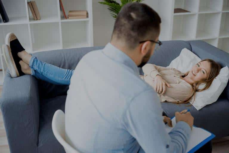 Patiente allongée sur un canapé lors d'une séance d'hypnose