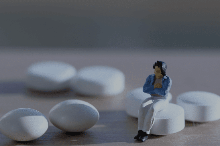 Jouet miniature assis sur un xanax