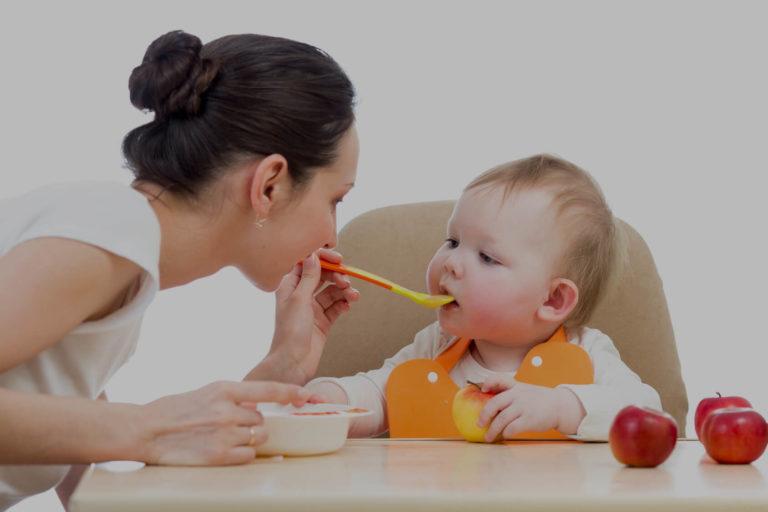 Une mère qui donne à manger à son bébé