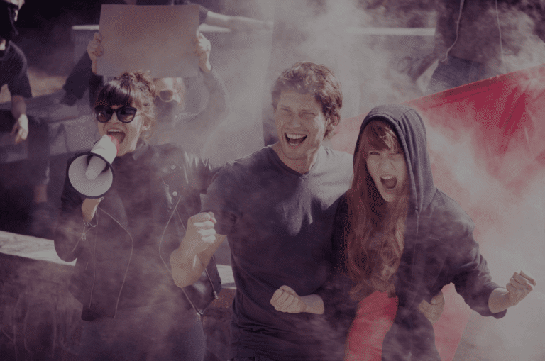 Groupe en train de manifester entouré de fumée