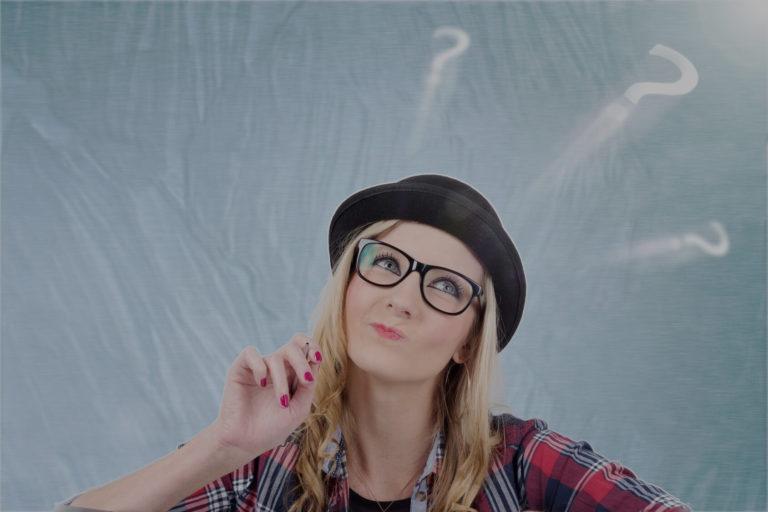 Femme qui se pose des questions