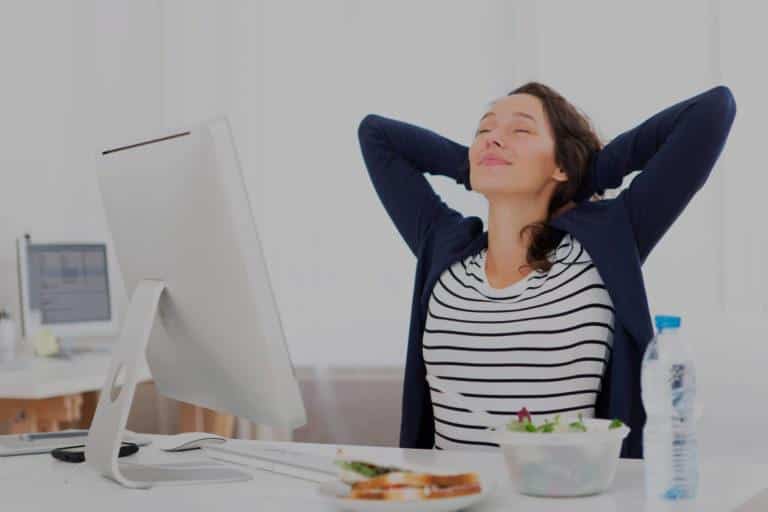 Femme heureuse et détendue