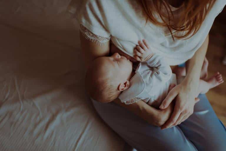 maman allaitant son bébé