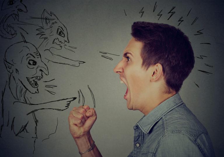 Homme qui hurle le poing levé