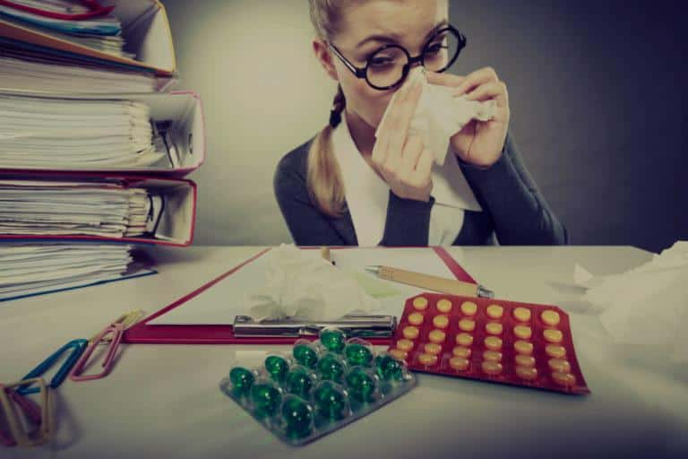 Femme portant des lunettes qui se mouche